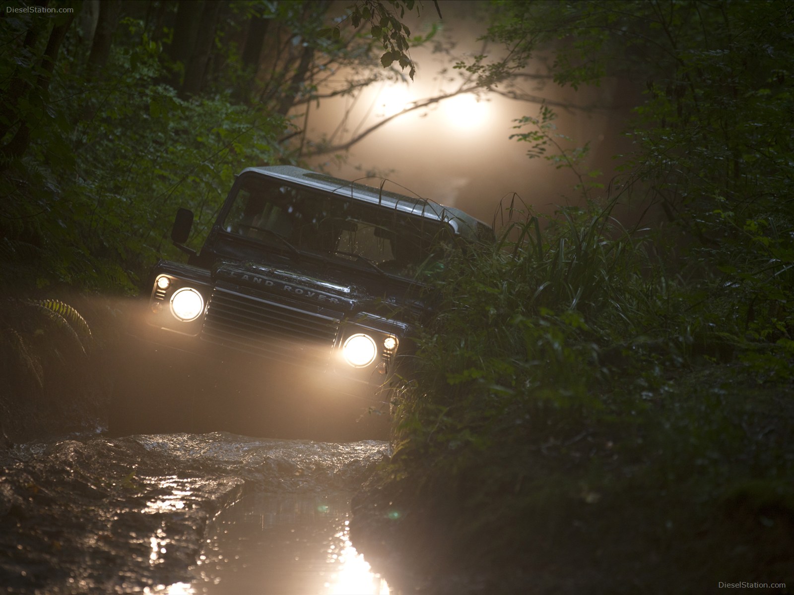 Land Rover Defender 2013